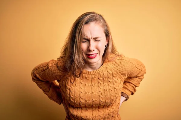 Jovem Bela Mulher Loira Vestindo Camisola Casual Sobre Fundo Amarelo — Fotografia de Stock