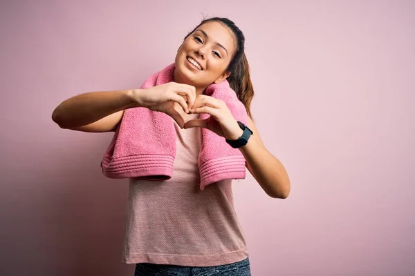 Jonge Mooie Brunette Sportvrouw Dragen Sportkleding Handdoek Roze Achtergrond Glimlachen — Stockfoto