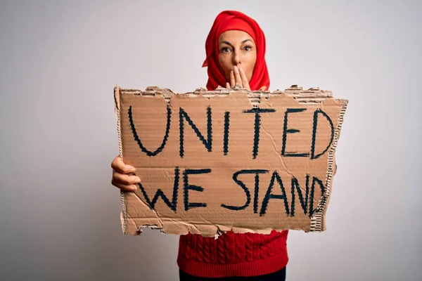 Müslüman Başörtüsü Takmış Bir Kadın Birleşik Stand Mesajı Ile Sendika — Stok fotoğraf