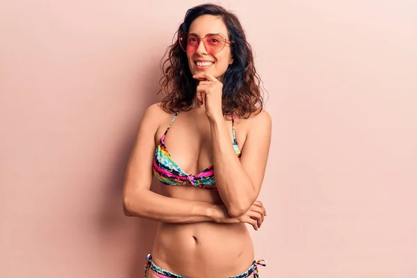 Tânăra Femeie Hispanică Frumoasă Purtând Ochelari Soare Bikini Inimă Zâmbind — Fotografie, imagine de stoc