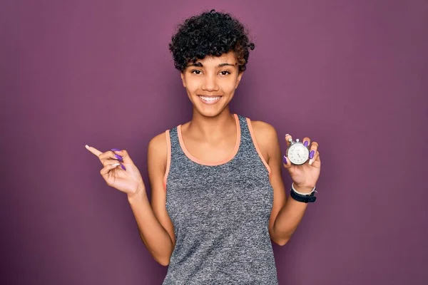 Jong Mooi Afrikaans Amerikaans Sportief Vrouw Holding Stopwatch Paarse Achtergrond — Stockfoto