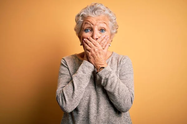 Ältere Schöne Frau Lässigem Shirt Steht Über Isolierten Gelben Hintergrund — Stockfoto