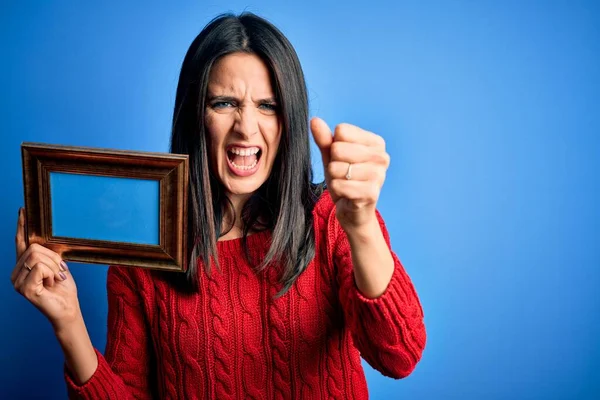 Young Brunette Woman Blue Eyes Holding Empty Photography Frame Blue — Stock Photo, Image