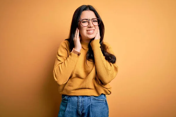 Mujer Morena Joven Con Gafas Suéter Casual Sobre Fondo Aislado —  Fotos de Stock