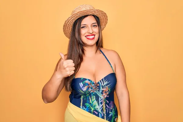 Jeune Femme Hispanique Portant Chapeau Été Maillot Bain Sur Fond — Photo