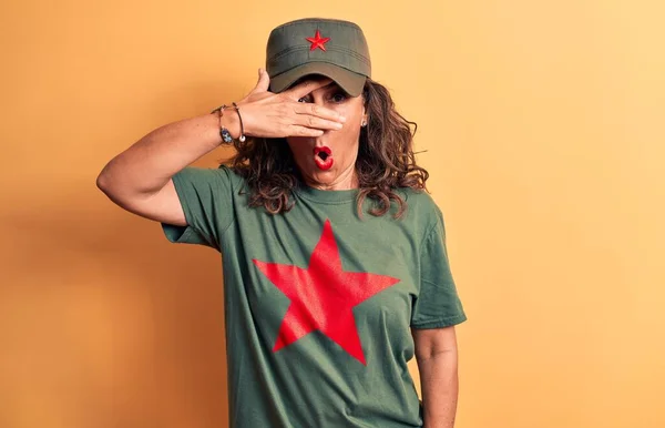 Mujer Morena Mediana Edad Vistiendo Camiseta Gorra Con Estrella Roja — Foto de Stock