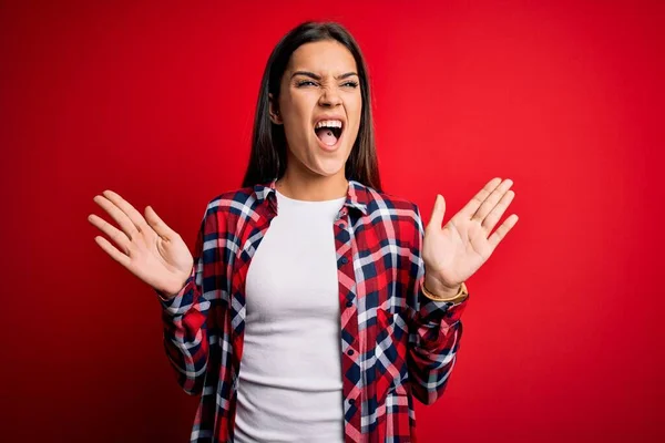 Mladá Krásná Brunetka Žena Ležérní Košili Stojí Nad Izolovaným Červeným — Stock fotografie