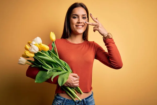 Joven Mujer Morena Hermosa Sosteniendo Ramo Tulipanes Flores Sobre Fondo — Foto de Stock