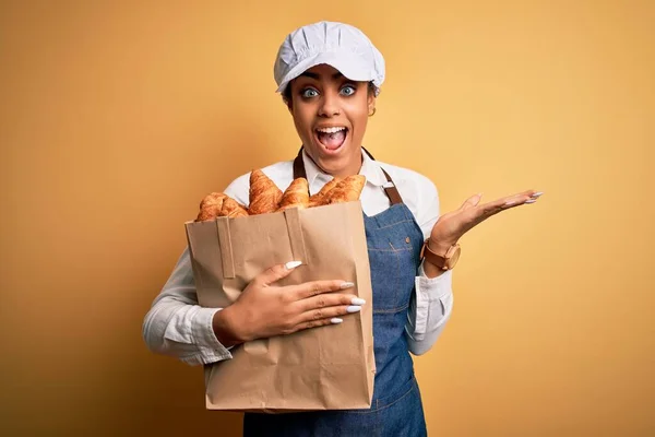 Jong Afrikaans Amerikaans Bakker Meisje Dragen Schort Holding Bag Met — Stockfoto