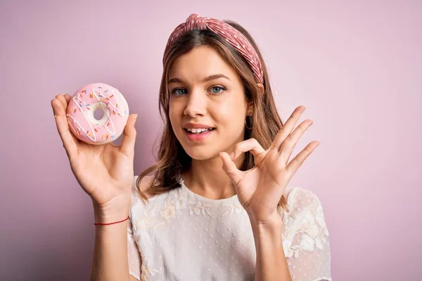 Joven Chica Rubia Comiendo Dulce Panadería Azúcar Donut Sobre Rosa —  Fotos de Stock