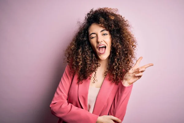 Jonge Mooie Zakenvrouw Met Krullend Haar Piercing Dragen Elegante Jas — Stockfoto