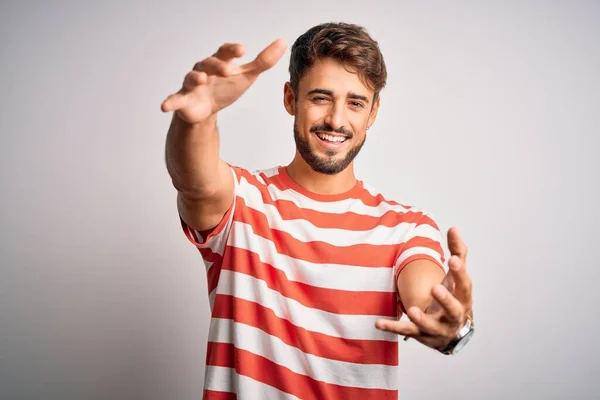 Homem Bonito Jovem Com Barba Vestindo Camiseta Listrada Sobre Fundo — Fotografia de Stock