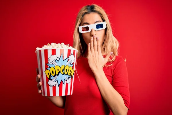 Νεαρή Όμορφη Ξανθιά Γυναίκα Βλέποντας Ταινία Χρησιμοποιώντας Γυαλιά Τρώει Ποπ — Φωτογραφία Αρχείου