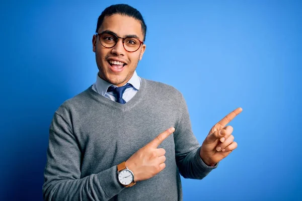 Jovem Empresário Brasileiro Vestindo Gravata Sobre Fundo Azul Isolado Sorrindo — Fotografia de Stock
