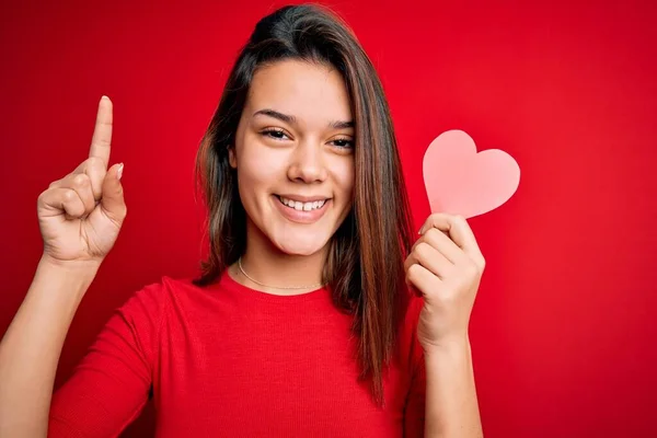 Νεαρή Όμορφη Μελαχρινή Ρομαντική Κοπέλα Κρατώντας Κόκκινο Χαρτί Σχήμα Καρδιά — Φωτογραφία Αρχείου