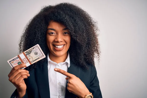 手と指で非常に幸せなポインティング現金ドル紙幣の束を保持アフロ髪を持つ若いアフリカ系アメリカ人のビジネス女性 — ストック写真