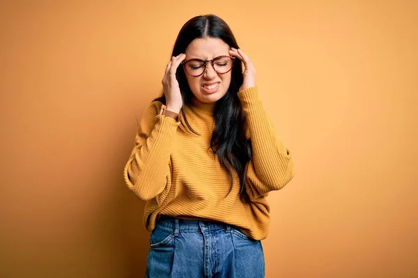 안경을 갈색의 여자가 스웨터를 스트레스때문에 이있다 편두통으로 고생하다 — 스톡 사진