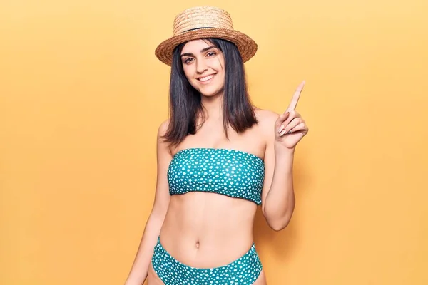 Una Guapa Jovencita Con Bikini Sombrero Verano Mostrando Apuntando Con — Foto de Stock