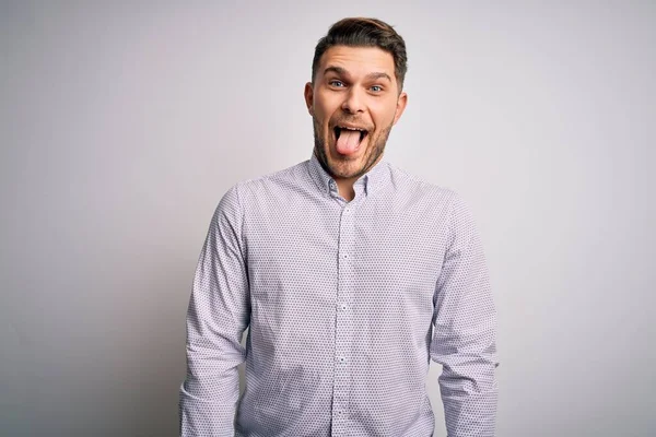 Jonge Zakenman Met Blauwe Ogen Staande Geïsoleerde Achtergrond Steekt Tong — Stockfoto