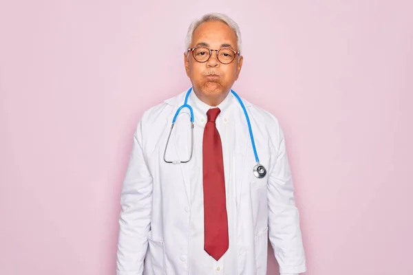 Steteskop Takan Orta Yaşlı Kır Saçlı Bir Doktor Komik Suratlı — Stok fotoğraf
