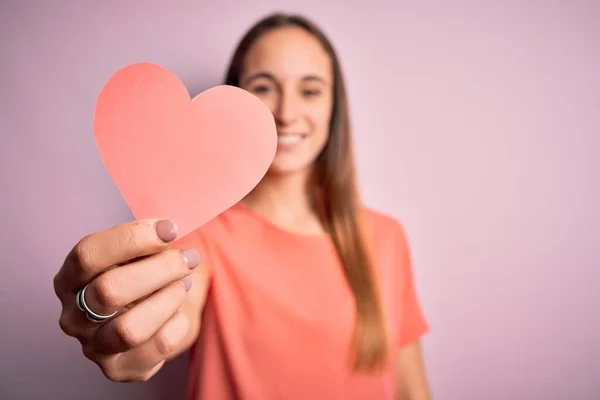 Joven Mujer Romántica Hermosa Sosteniendo Forma Del Corazón Papel Sobre — Foto de Stock