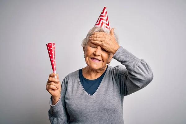 Ältere Schöne Grauhaarige Frau Die Geburtstag Feiert Trägt Einen Lustigen — Stockfoto