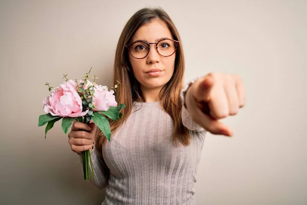 Sarışın Güzel Bir Çiçek Buketi Tutan Genç Bir Kadın Izole — Stok fotoğraf