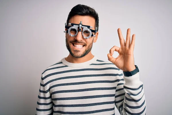 Joven Hombre Guapo Con Barba Con Gafas Optometría Sobre Fondo — Foto de Stock