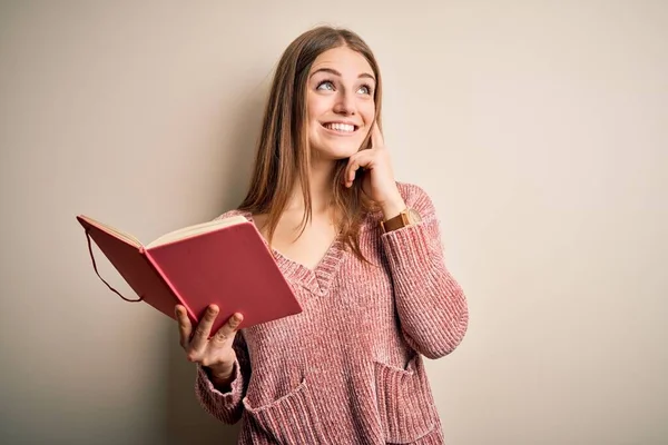 Mladý Krásný Ryšavý Student Žena Čtení Knihy Nad Izolované Bílé — Stock fotografie