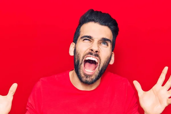 Homem Bonito Jovem Com Barba Vestindo Shirt Casual Louco Louco — Fotografia de Stock