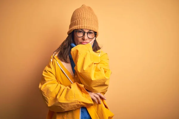 Mulher Meia Idade Usando Capa Chuva Amarela Chapéu Inverno Sobre — Fotografia de Stock