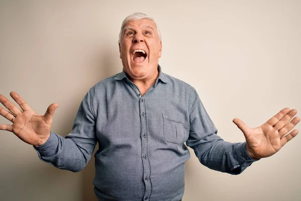 Hoge Knappe Man Met Een Casual Shirt Een Geïsoleerde Witte — Stockfoto