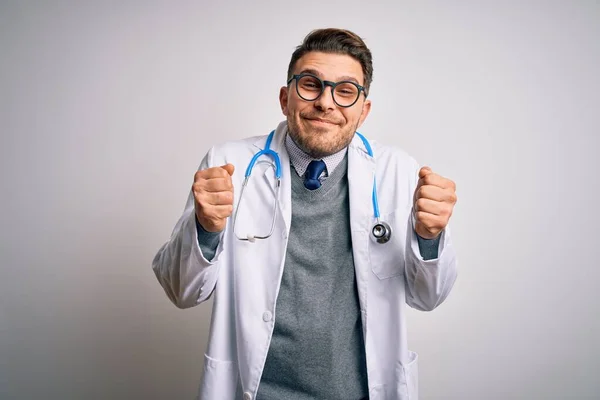 Jovem Médico Homem Com Olhos Azuis Vestindo Casaco Médico Estetoscópio — Fotografia de Stock