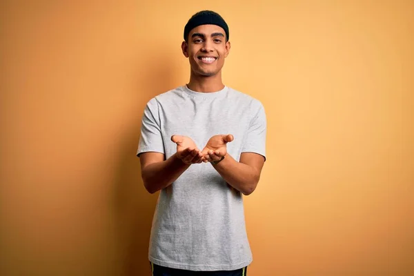 Guapo Deportista Afroamericano Haciendo Deporte Usando Ropa Deportiva Sobre Fondo — Foto de Stock