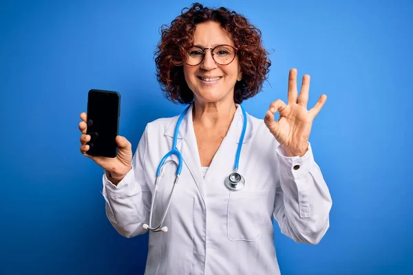 Ärztin Mittleren Alters Mit Mantel Und Stethoskop Smartphone Der Hand — Stockfoto