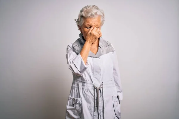 Oudere Mooie Grijs Harige Vrouw Draagt Casual Jas Staan Witte — Stockfoto