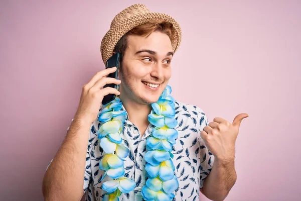 Mladý Muž Dovolené Klobouku Hawaiian Lei Konverzace Mluví Smartphone Ukazuje — Stock fotografie