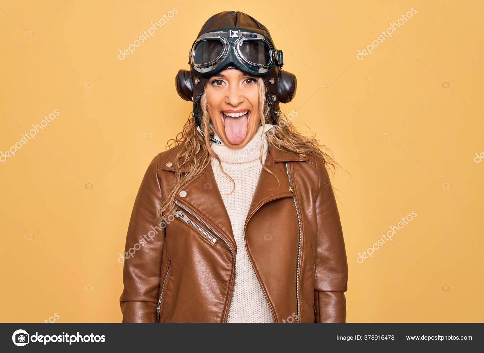 Satire eksplicit Scully Ung Smuk Blondine Aviator Kvinde Iført Vintage Pilot Hjelm Whit —  Stock-foto © Krakenimages.com #378916478
