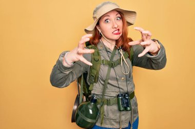 Sırt çantalı, sarı şapkalı, sırt çantalı genç, kızıl saçlı kadın öfkeden kudurmuş, boğazını sıkmaya çalışan, deli gibi bağıran.