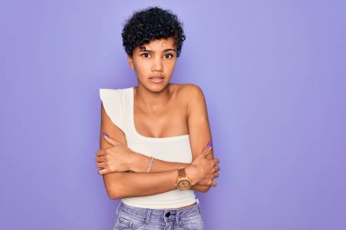 Genç ve güzel Afro-Amerikan kadın mor arka planda günlük tişört giyiyordu. Kış soğuğu yüzünden titriyor ve donuyordu. Yüzünde üzgün ve şok ifadesi vardı.