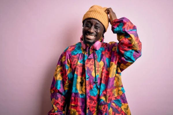 Jovem Homem Afro Americano Bonito Vestindo Casaco Colorido Boné Sobre — Fotografia de Stock