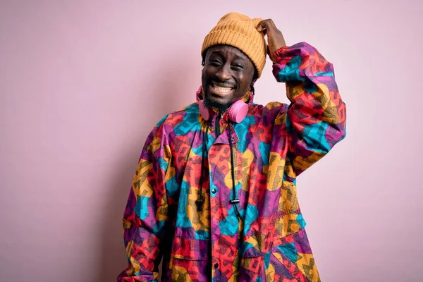 Giovane Uomo Afroamericano Bello Indossa Cappotto Colorato Cappello Sfondo Rosa — Foto Stock