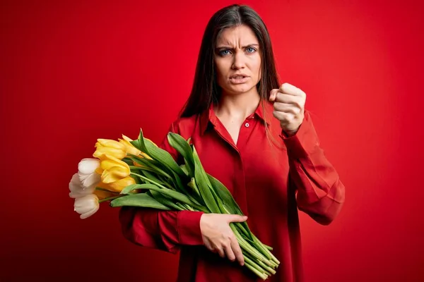 Mavi Gözlü Genç Romantik Bir Kadın Elinde Güzel Bir Buket — Stok fotoğraf