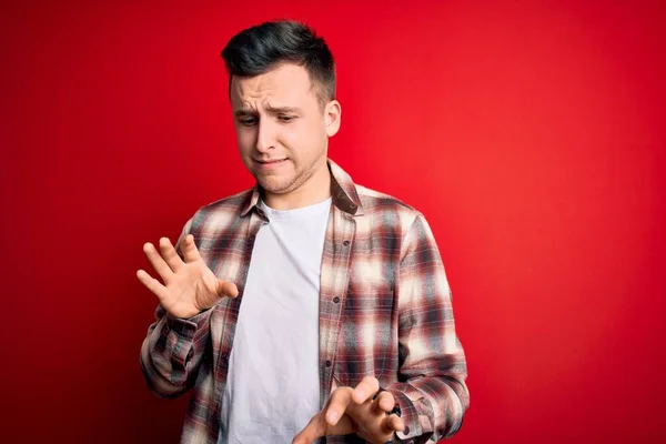 Junger Gutaussehender Kaukasischer Mann Lässigem Modernem Hemd Über Rotem Isoliertem — Stockfoto