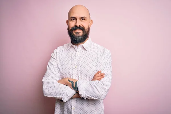 Bonito Homem Careca Com Barba Vestindo Camisa Elegante Sobre Fundo — Fotografia de Stock