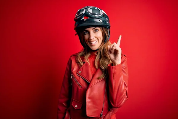 Jeune Belle Brunette Motrocycliste Femme Portant Casque Moto Sur Fond — Photo