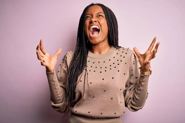 Fiatal Afro Amerikai Divatpulóvert Visel Rózsaszín Elszigetelt Háttér Őrült Őrült — Stock Fotó