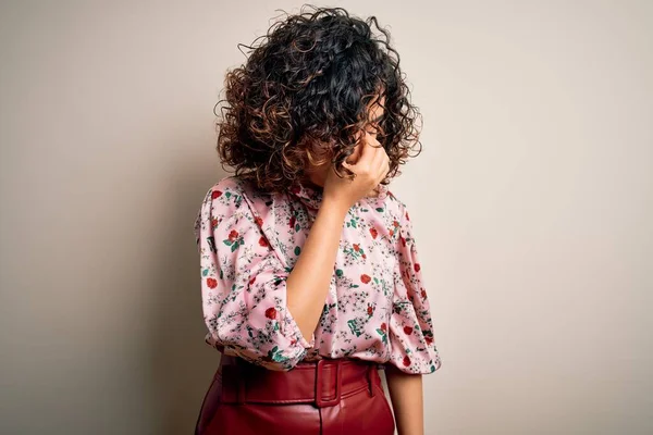 Young Beautiful Curly Arab Woman Wearing Floral Shirt Standing Isolated — Stock Photo, Image