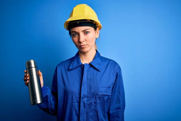 Junge Schöne Brünette Arbeiterin Trägt Schutzhelm Hält Thermo Mit Wasser — Stockfoto