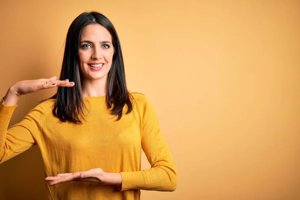 Mulher Morena Jovem Com Olhos Azuis Vestindo Camisola Casual Sobre — Fotografia de Stock